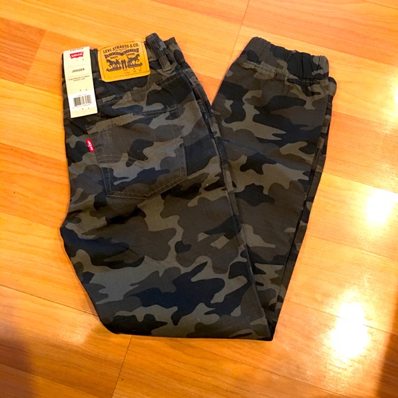 levi's camo joggers
